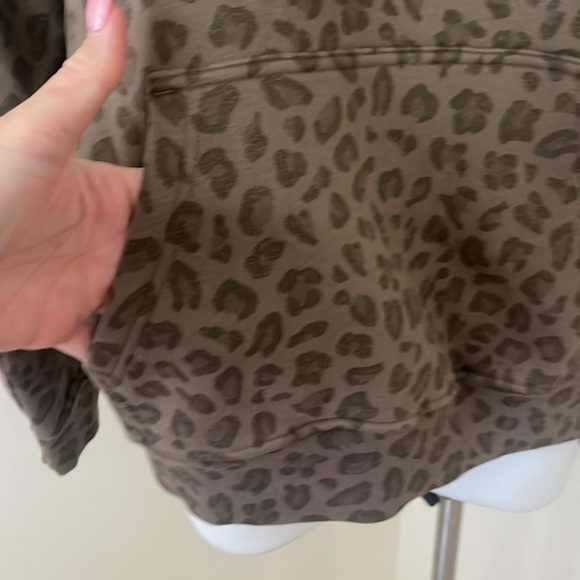 (NWT) Abercrombie & Fitch Men’s Essential Popover Hoodie Animal Print, Medium - Picture 7 of 16
